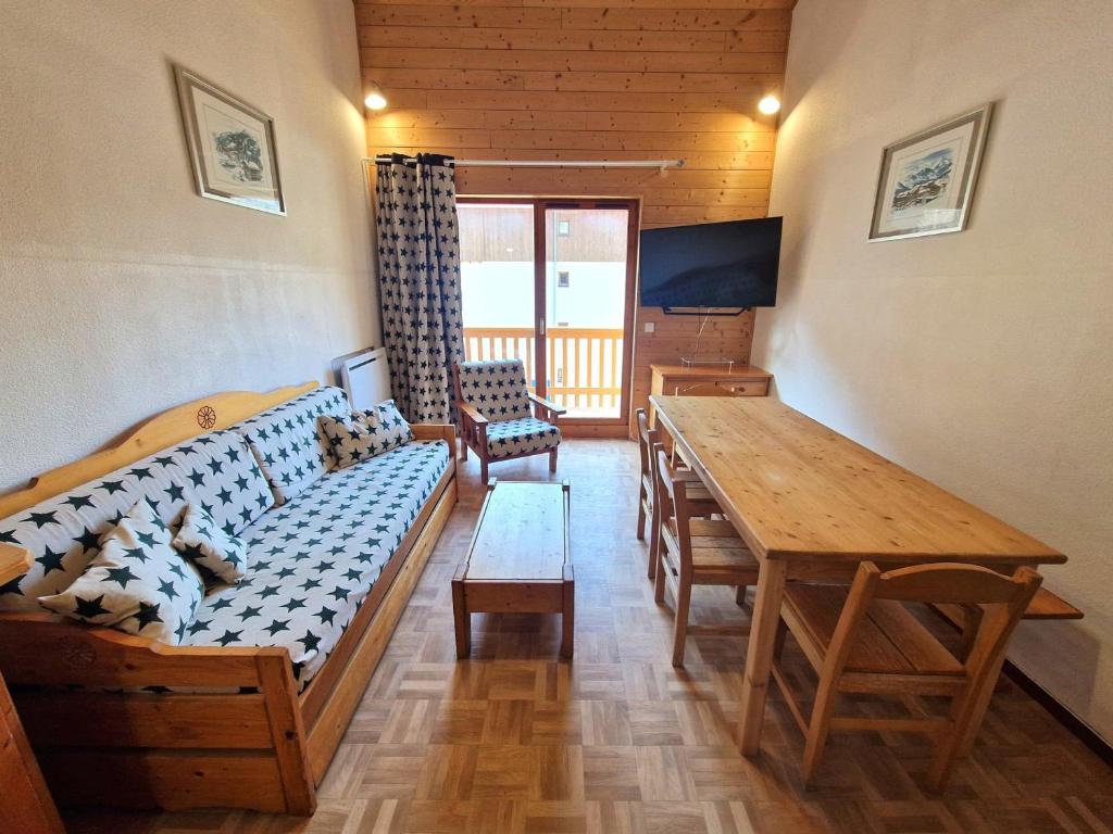 un salon avec un canapé et une table en bois dans l'établissement Bel appartement 3 pièces 6/7 pers. - 150m des pistes, 300m du centre - Modane - FR-1-265-304, à Modane