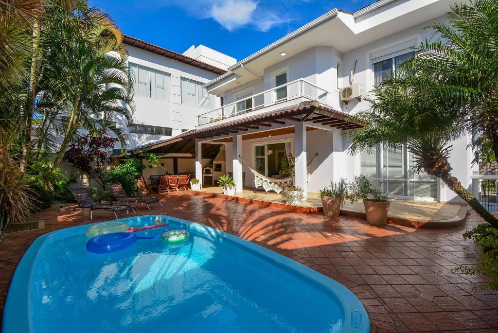 ein Swimmingpool vor einem Haus in der Unterkunft Elegante Casa com Piscina - João Paulo - CEN006 in Florianópolis