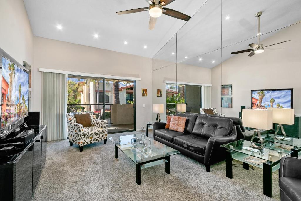 a living room with a couch and a tv at Ranch Club Serenity in Palm Springs