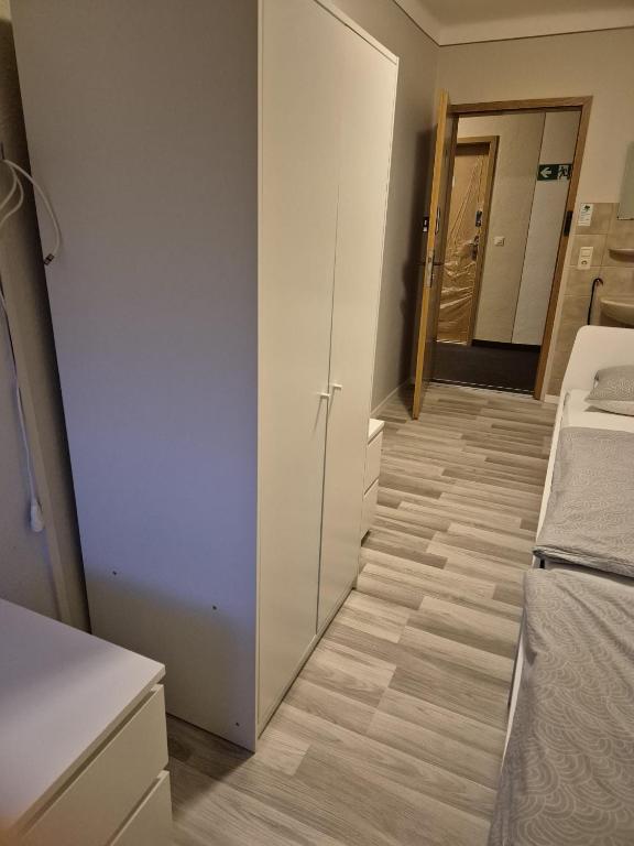 Postel nebo postele na pokoji v ubytování Hotel Garni Krone
