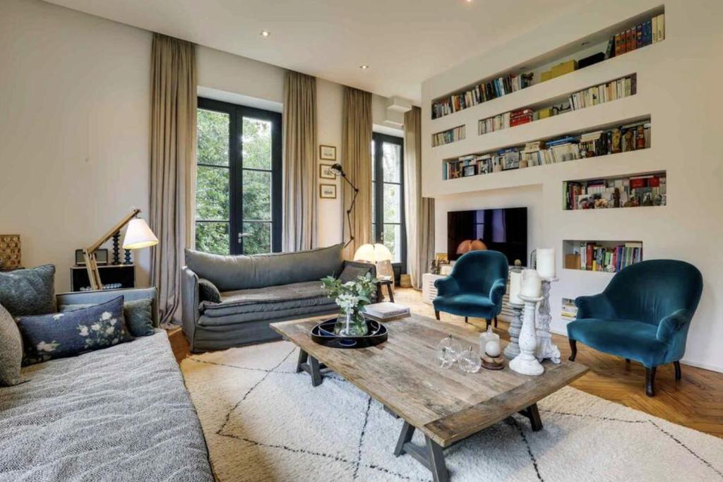 un salon avec un canapé, une table et des chaises dans l'établissement Maison Biarritz, à Biarritz