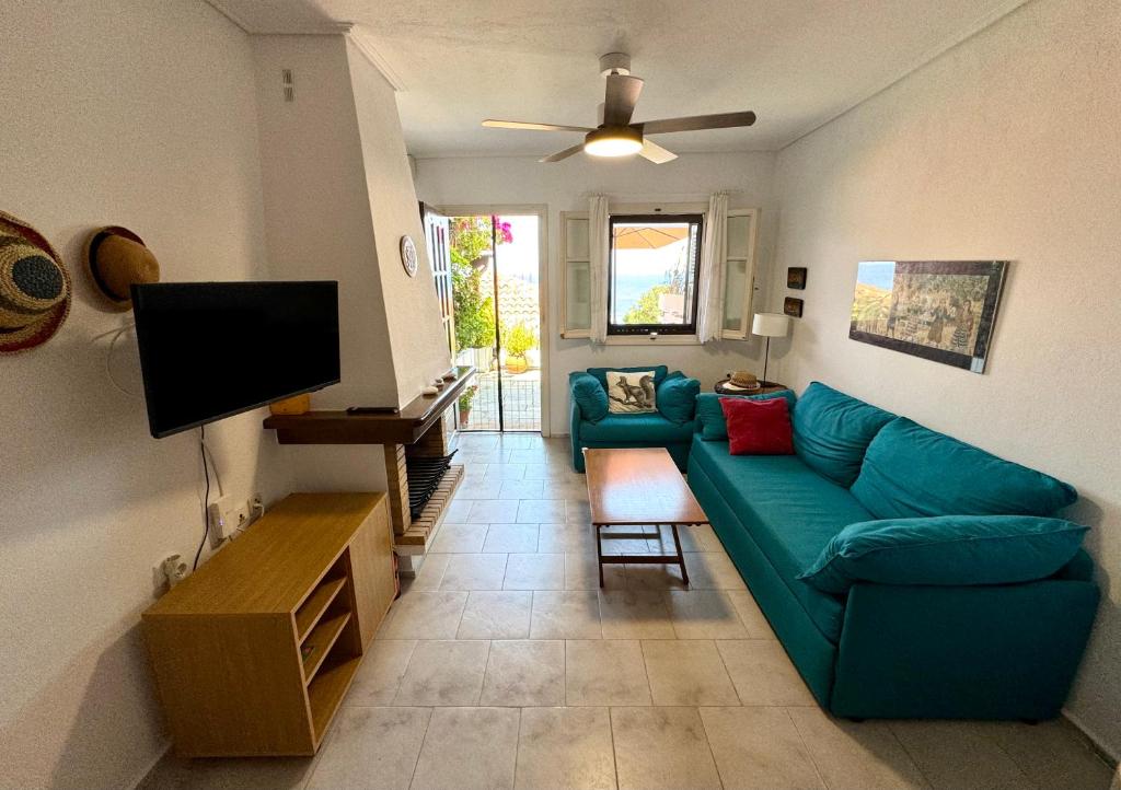 Televízia a/alebo spoločenská miestnosť v ubytovaní Endless Blue Maisonette