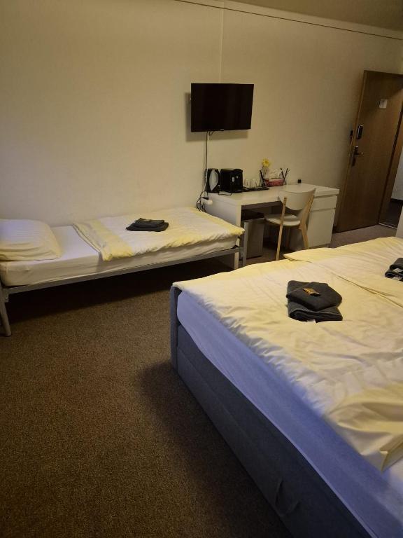 Postel nebo postele na pokoji v ubytování Hotel Garni Krone