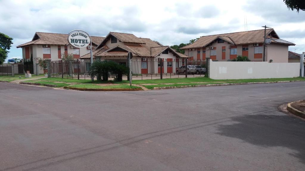 an empty street in front of a house at Villa Verde Hotel in Naviraí