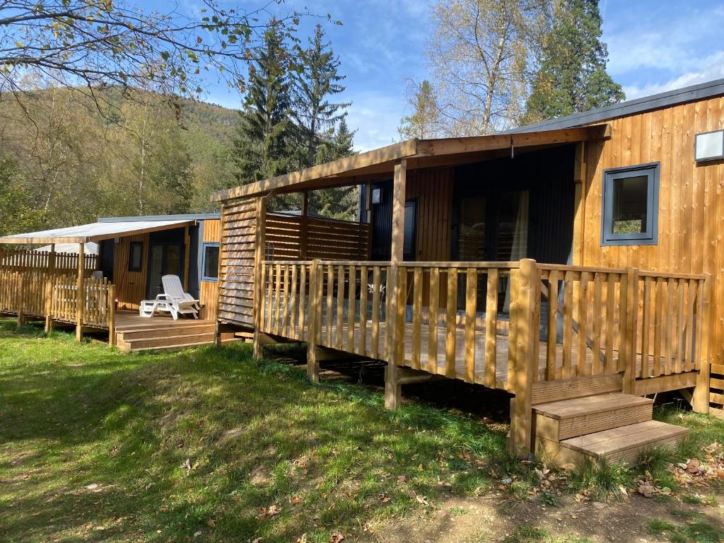 una cabina in legno con portico e terrazza di Mobil-Home 6 à 8 personnes ad Ascou