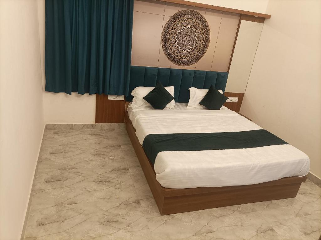 Postel nebo postele na pokoji v ubytování Hotel Aries Pushkar