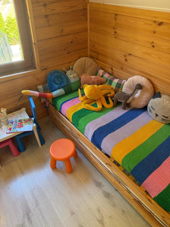Łóżko lub łóżka w pokoju w obiekcie Domek w lesie nad zalewem