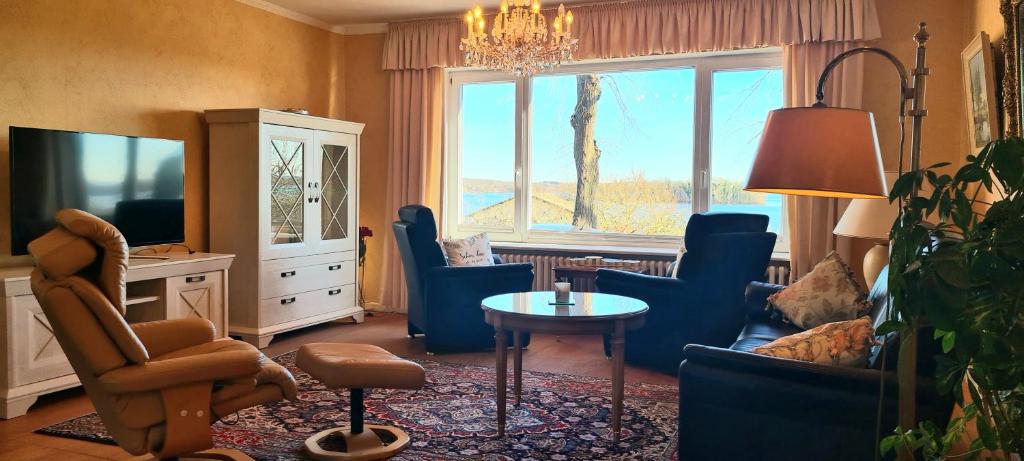 TV a/nebo společenská místnost v ubytování Exklusive Ferienwohnung Strohberg