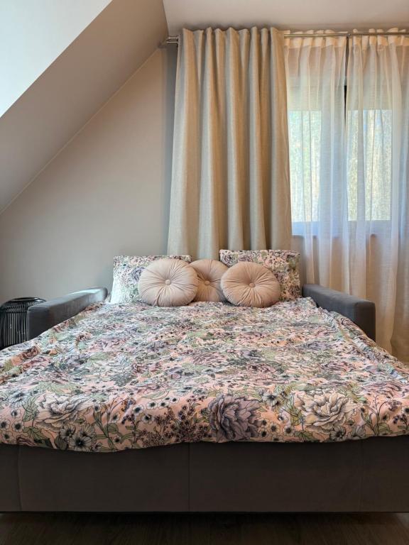 Łóżko lub łóżka w pokoju w obiekcie Domek w lesie nad zalewem