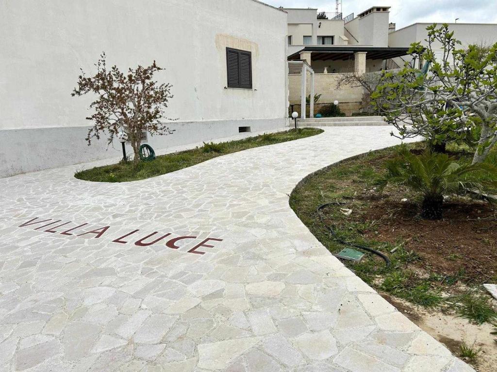 Ein Haus mit dem Wort Mulgee auf einer Einfahrt in der Unterkunft Villa Luce - S.Maria al Bagno - Mare del Salento in Santa Maria al Bagno