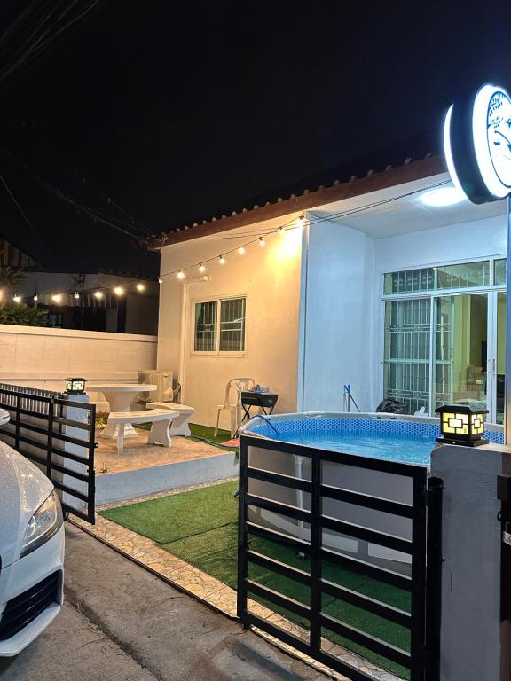 een zwembad in de achtertuin van een huis 's nachts bij ชรินพูลวิลล่าบางแสน Sunflower Villa Bangsaen Wangmuk in Ban Rong Khoei