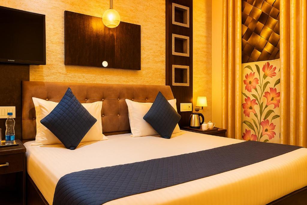 Postel nebo postele na pokoji v ubytování Hotel Rajnandani Palace Ayodhya By IQ Hotels - A Regal Stay Just Steps from Ram Mandir