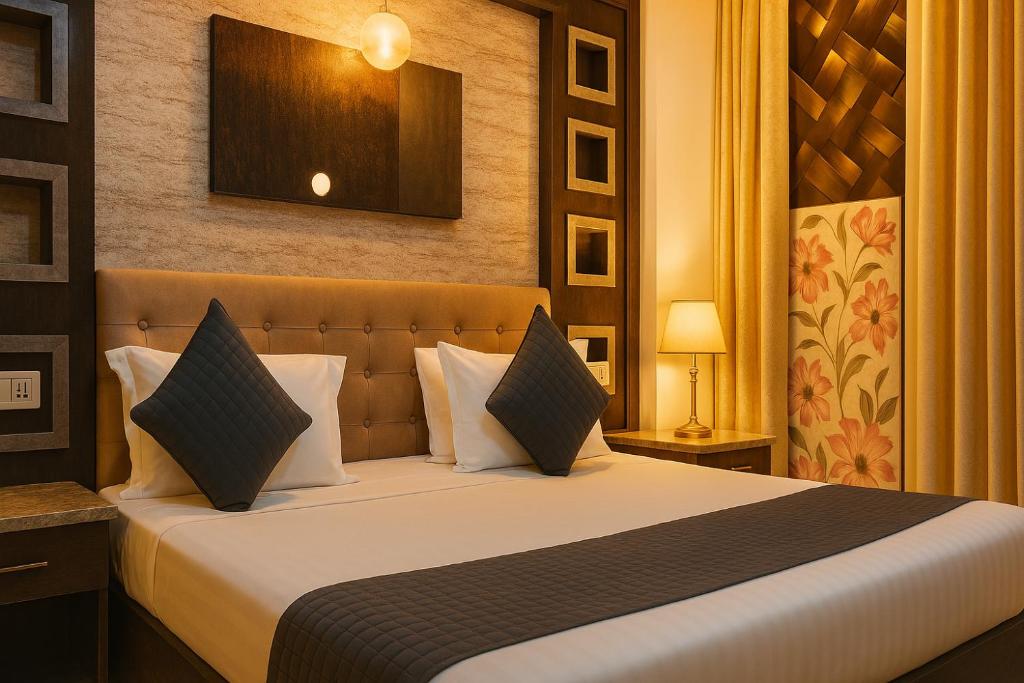 Postel nebo postele na pokoji v ubytování Hotel Rajnandani Palace Ayodhya By IQ Hotels - A Regal Stay Just Steps from Ram Mandir