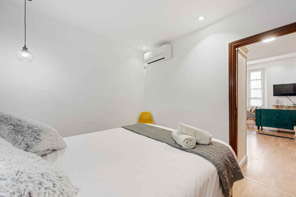 Posteľ alebo postele v izbe v ubytovaní UrbanChicMalaga 2Bedroom Oasis In Historic Malaga Centre