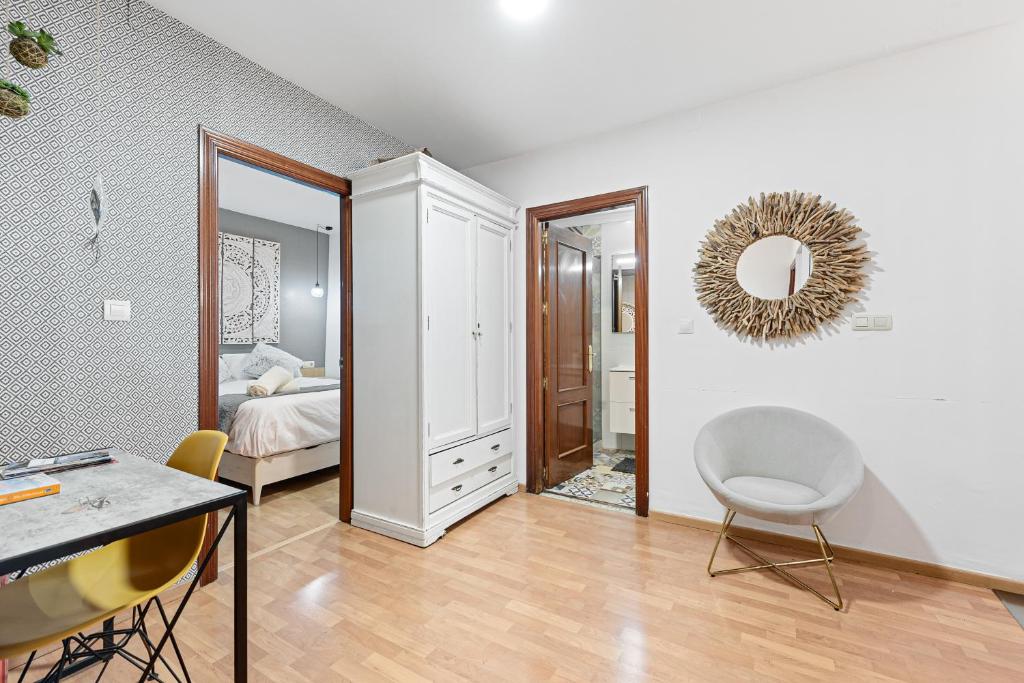 Posteľ alebo postele v izbe v ubytovaní UrbanChicMalaga 2Bedroom Oasis In Historic Malaga Centre