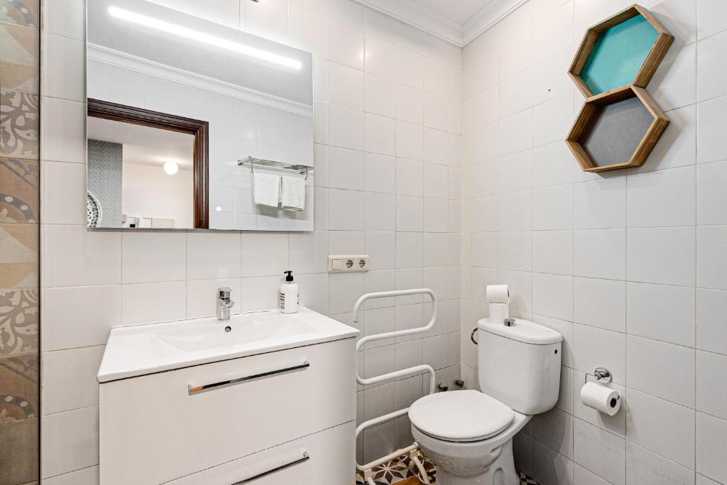 Kúpeľňa v ubytovaní UrbanChicMalaga 2Bedroom Oasis In Historic Malaga Centre