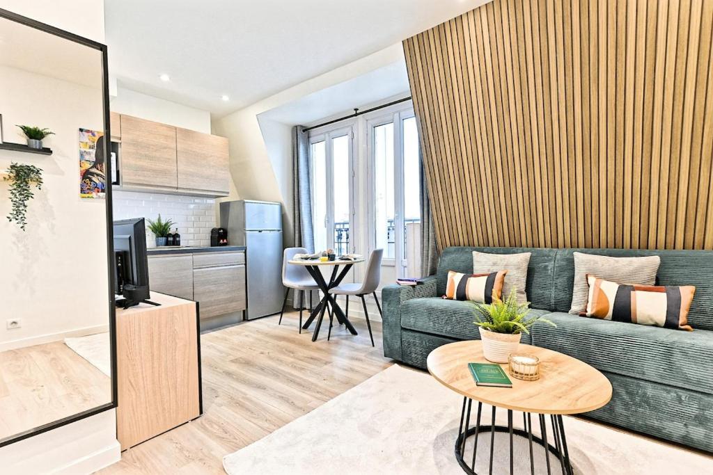 un salon avec un canapé et une table dans l'établissement Studio élégant à Neuilly entre Paris et La Défense, à Neuilly-sur-Seine