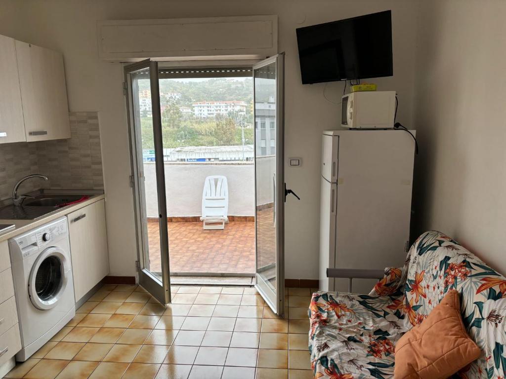 kuchnia z lodówką i kanapą w pokoju w obiekcie Suitevoluto w mieście Scalea