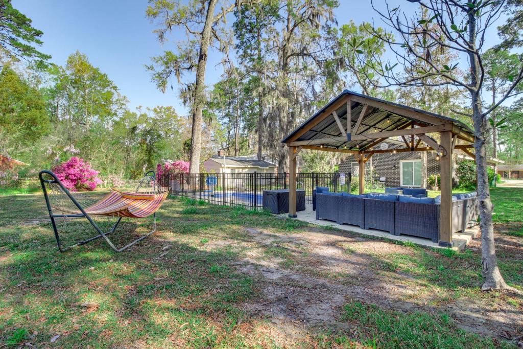 サバンナにある4 Mi to Savannah Home with Gazebo and Seasonal Pool!の中庭のベンチ