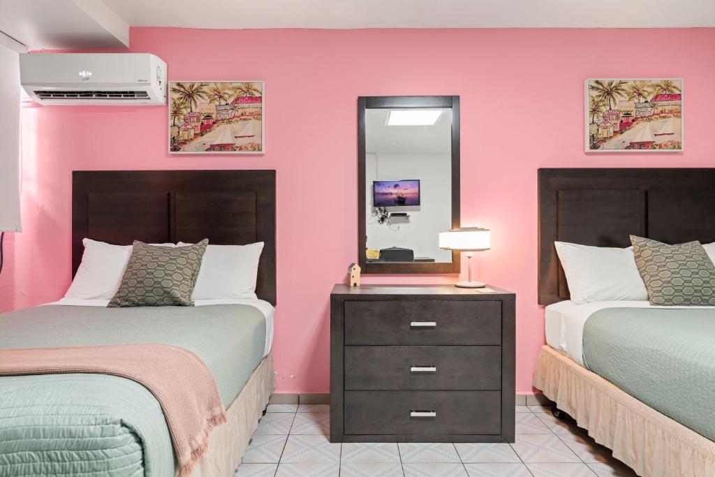 Postel nebo postele na pokoji v ubytování Borinquen Beach Inn
