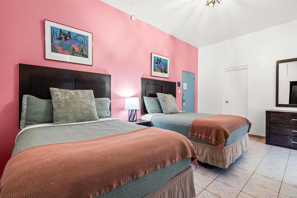 Postel nebo postele na pokoji v ubytování Borinquen Beach Inn