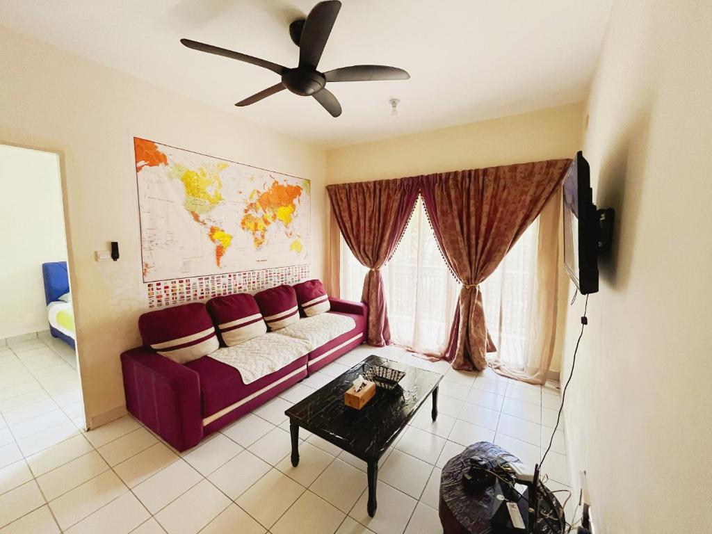 un salon avec un canapé et un ventilateur de plafond dans l'établissement AGORA HOMESTAY Kota Marudu, à Kampong Karungkon