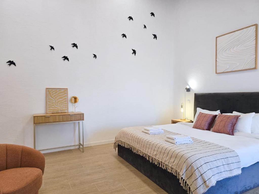 Postel nebo postele na pokoji v ubytování CASINHA DE LAGOA - Cozy House, AC & Wi-Fi