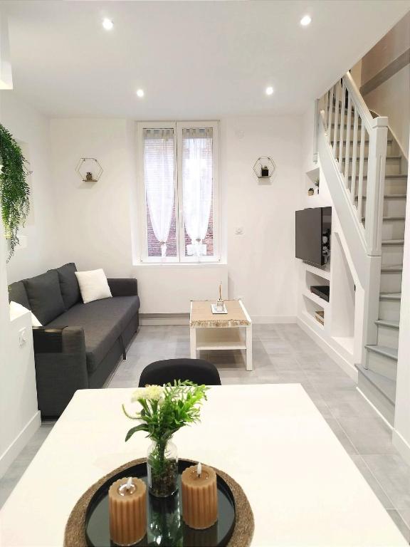 un salon avec un canapé et une table dans l'établissement La petite maison, à Therdonne