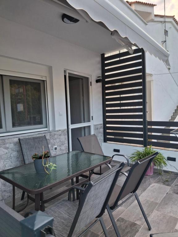 Balkón nebo terasa v ubytování Flisvos loft by the sea
