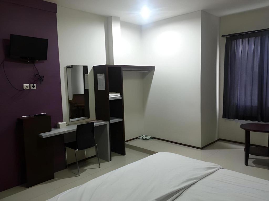 Postel nebo postele na pokoji v ubytování Super OYO Townhouse OAK Hotel Fiducia Serpong