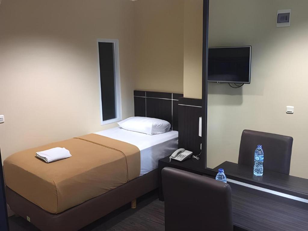 Postel nebo postele na pokoji v ubytování Super OYO Townhouse OAK Hotel Fiducia Serpong