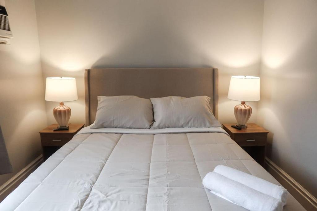 Ένα ή περισσότερα κρεβάτια σε δωμάτιο στο Cozy 2BR 5min to NYC Train and 10min to Seton Hall