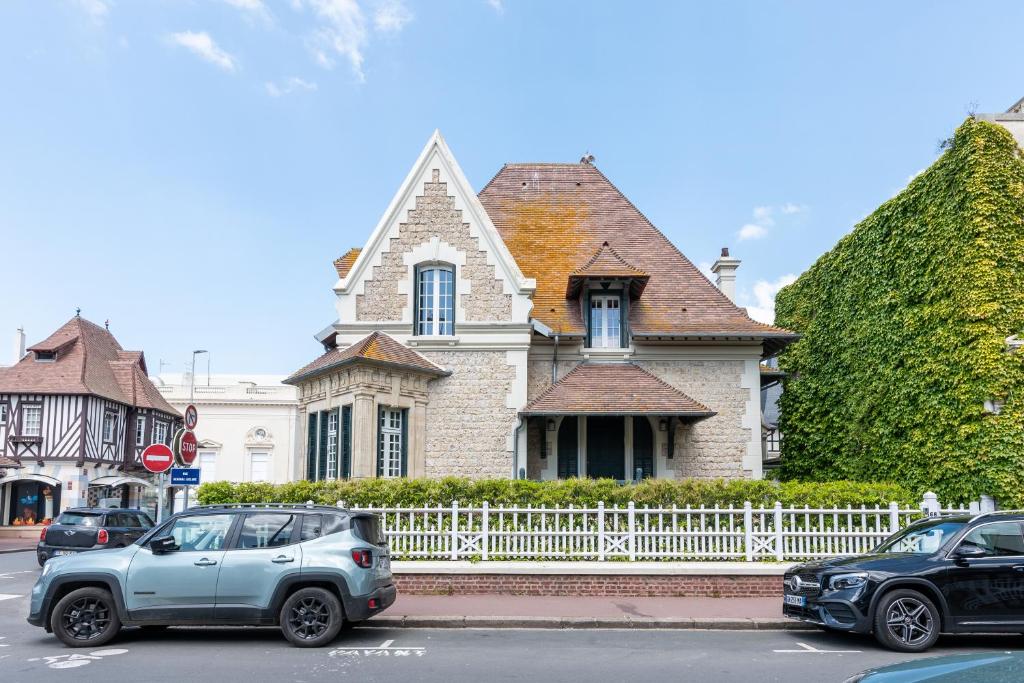 une petite voiture garée devant une maison dans l'établissement Magnifique maison 7BR - Casino Deauville, à Deauville