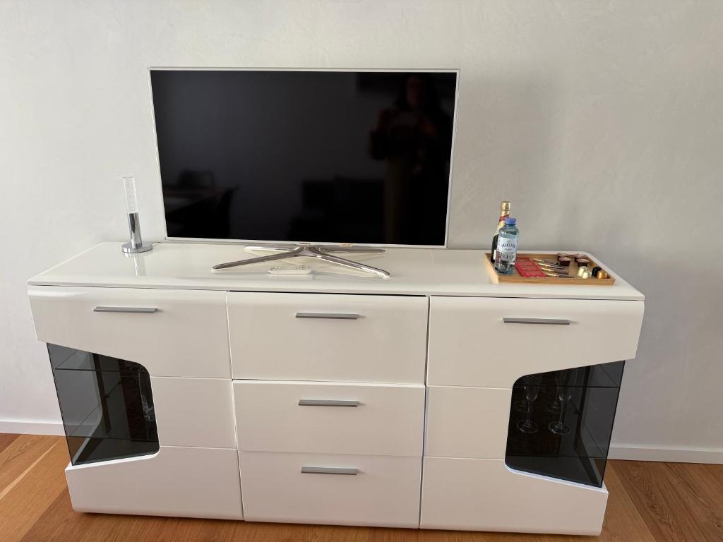 TV a/nebo společenská místnost v ubytování Apartment NUMBER 5