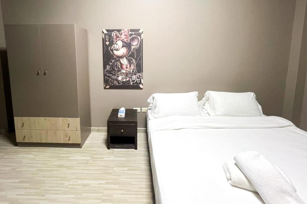 Katil atau katil-katil dalam bilik di Nicole 2BR in Gemmayze