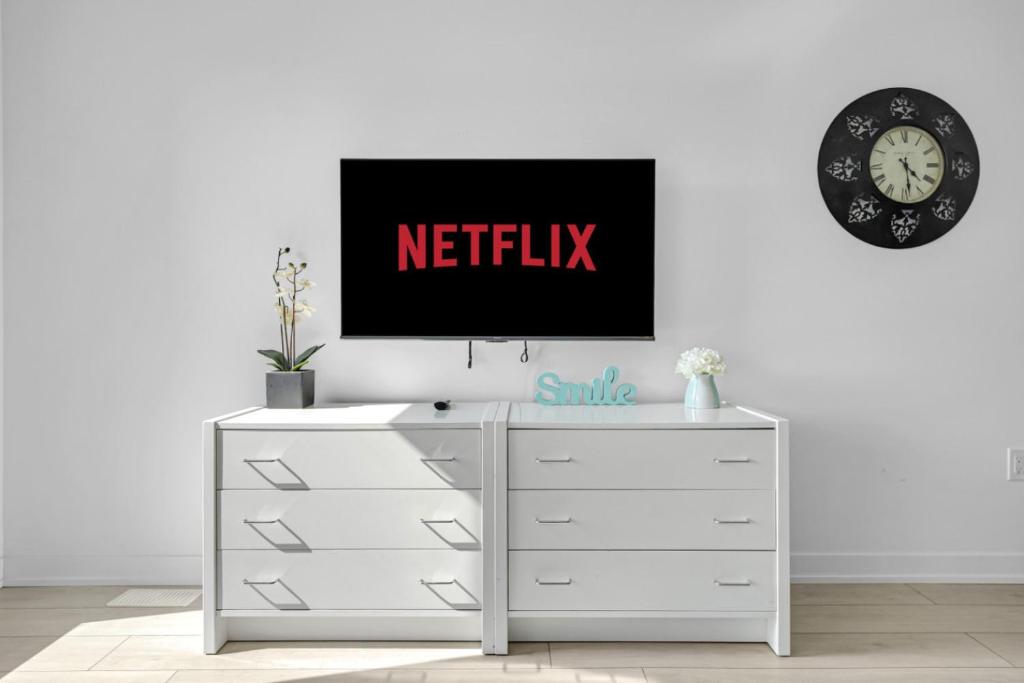 Et tv og/eller underholdning på Stylish 4-Bed Home with Backyard in Prime Location