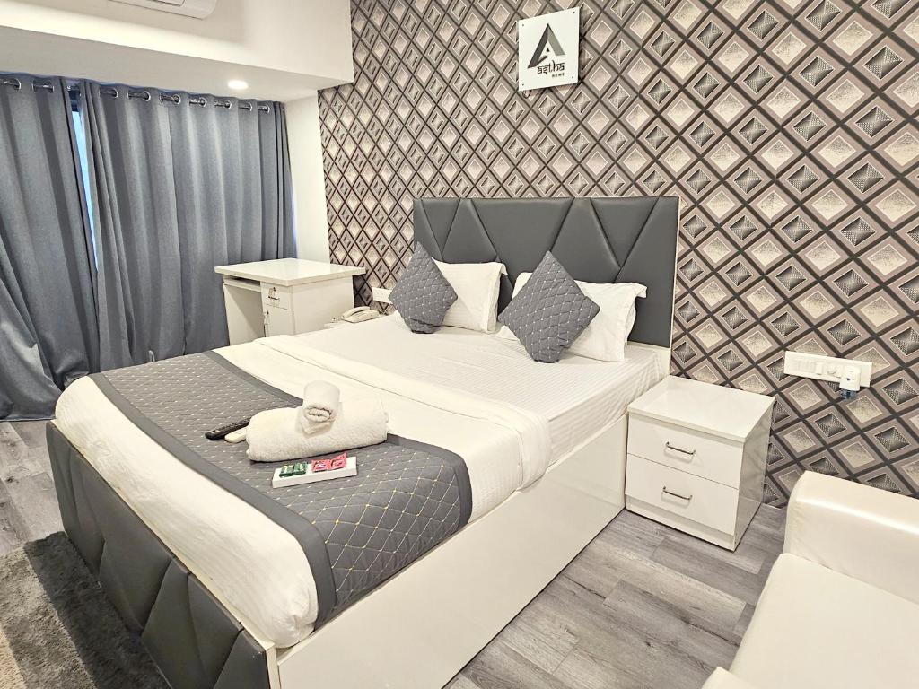 Un dormitorio con una cama con una toalla encima. en Astha Kandivali Service Apartment, en Bombay