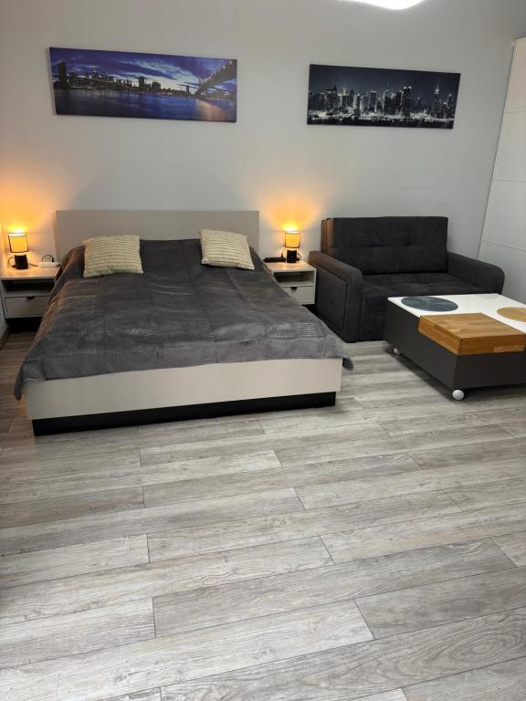 a bedroom with a bed and a couch at Lovely condo in the heart of Warsaw Piękne mieszkanie w samym sercu Warszawy in Warsaw