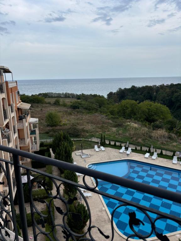 Una vista de una piscina desde un balcón. en Blue Bay Apartments, en Byala