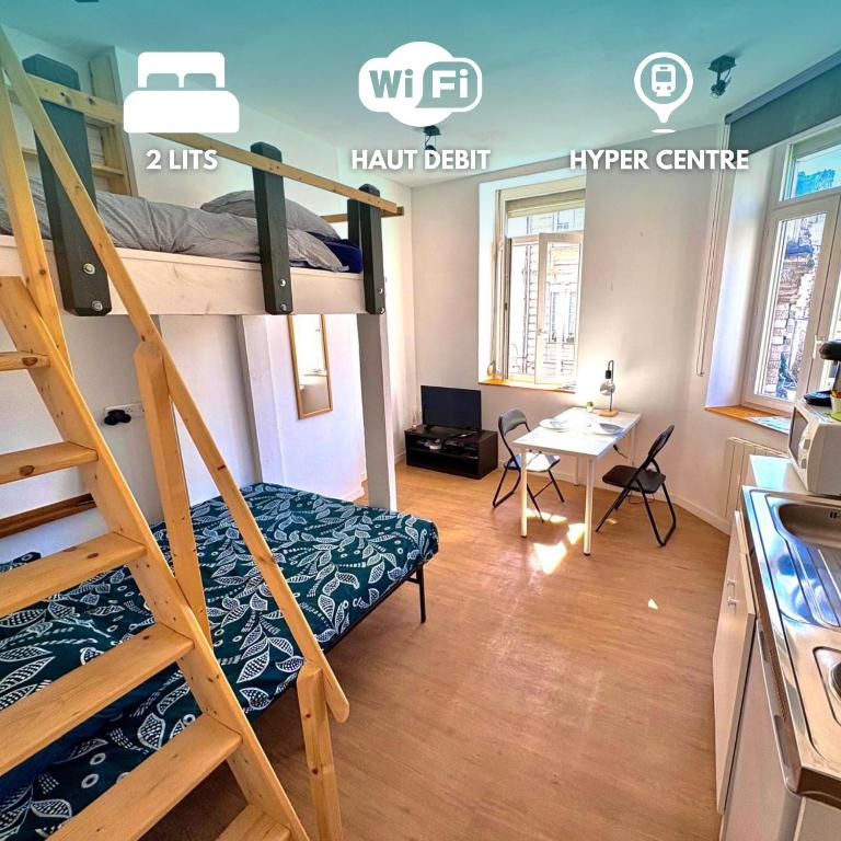 Cette petite chambre comprend des lits superposés et une cuisine. dans l'établissement Charmant Studio 3 pers - Hyper centre d'Arras, à Arras