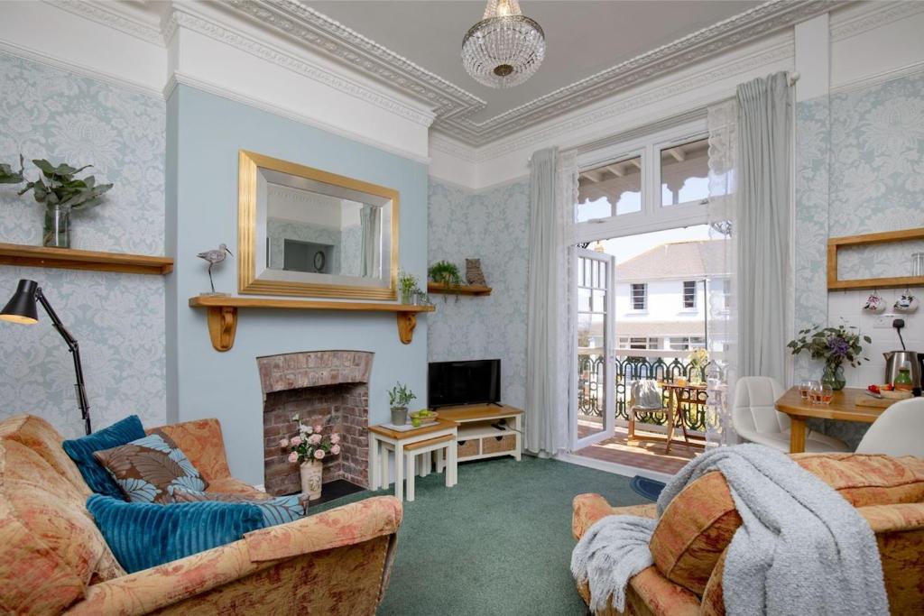 TV a/nebo společenská místnost v ubytování Sea Peeps, holiday apartment in Paignton