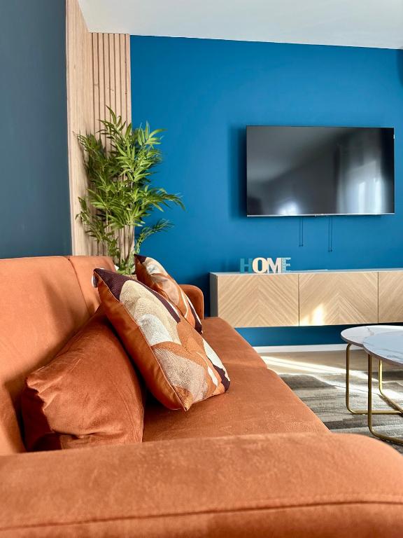 un canapé avec des coussins dessus dans un salon dans l'établissement Appartement cosy tout proche de l'hyper-centre, à Strasbourg