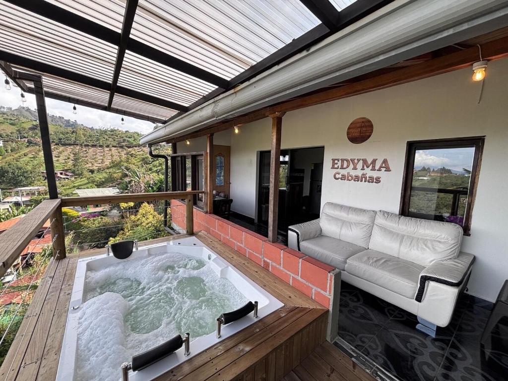 Posezení v ubytování EDYMA Cabaña con JACUZZI