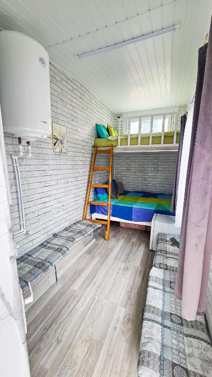 Palanda nebo palandy na pokoji v ubytování Downtown Tiny houses near Cismigiu Gardens