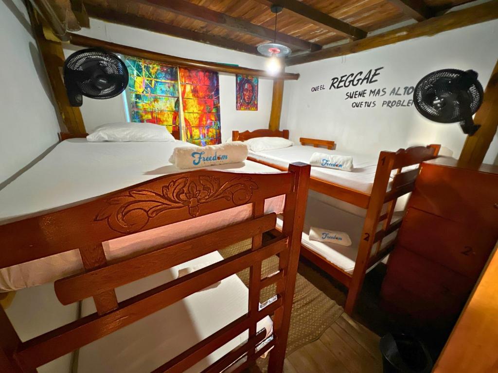 Postel nebo postele na pokoji v ubytování Freedom Beach Club