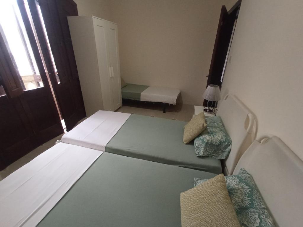 Postel nebo postele na pokoji v ubytování Male Dormitory Room