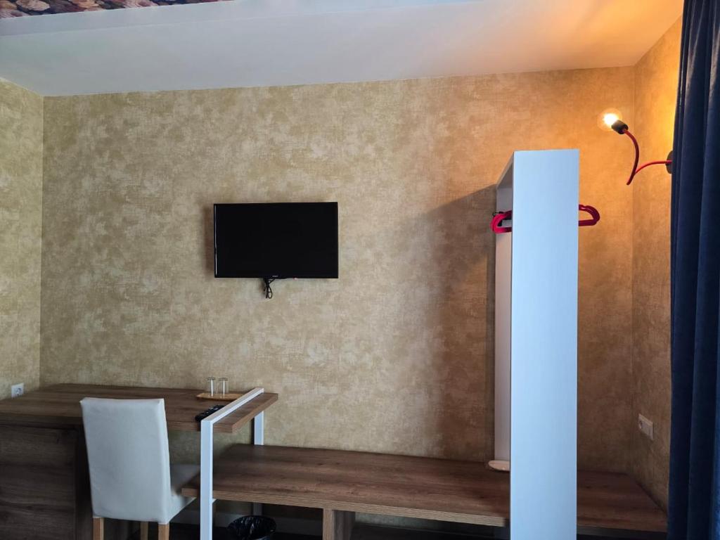 TV a/nebo společenská místnost v ubytování Hotel Nutsa in old Tbilisi