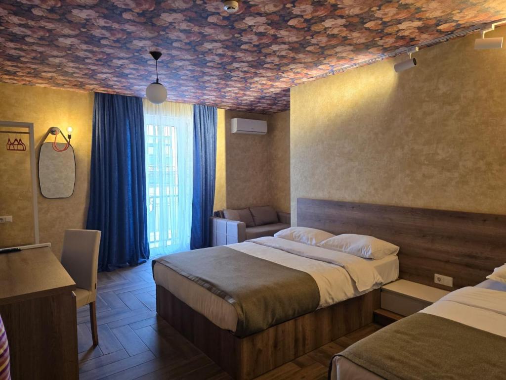 Postel nebo postele na pokoji v ubytování Hotel Nutsa in old Tbilisi