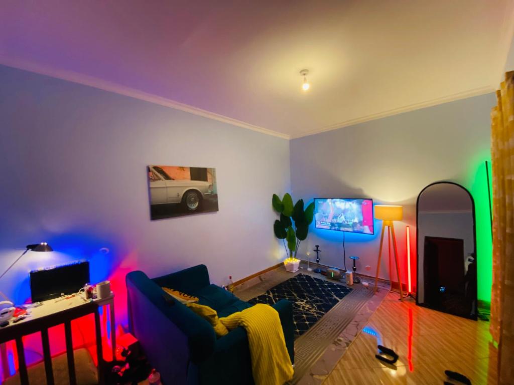 ein Wohnzimmer mit Sofa und Fernseher in der Unterkunft gustavo in Sokon