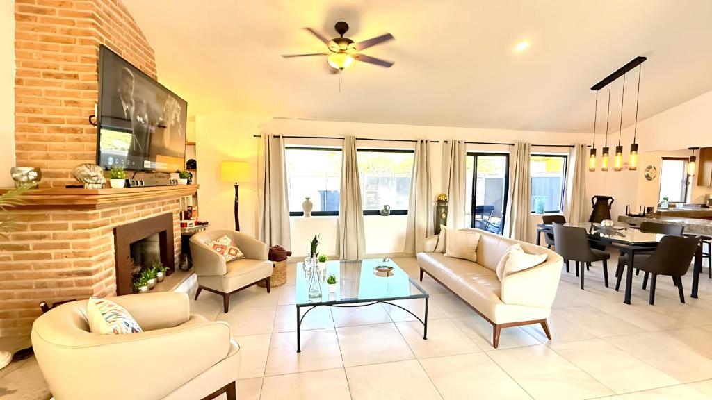 Μια τηλεόραση ή/και κέντρο ψυχαγωγίας στο Ajijic Modern 1 Bedroom Home -Walk To Everything -Patio -Gym -Pickleball Court